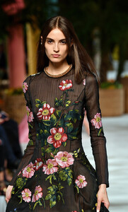 950414968_OscardelaRentaRunwaySeptember2019Neww0m0NkTpN0Mx.thumb.jpg.e0bb74981b8fae408e2132fd6ed09913.jpg