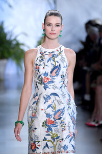 953518346_DennisBassoRunwaySeptember2019NewYorkYKaxFVbOM4mx.thumb.jpg.e57c111825d2fdcf0faedebb2e5f6a53.jpg