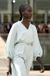 954949594_LongchampSS20RunwayShowAccessoriesDetailsJ_xB_mGkiGAx.thumb.jpg.796bf120533c6ecbf02571da0a03e894.jpg