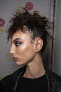 955429559_TomFordSpring2020BackstageQcggfH8XNFQx.thumb.jpg.925b3f9d4fcc89da11290dee210b7f3a.jpg