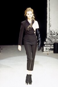 956443950_JeanPaulGaultier1993WomenRTW24.thumb.jpg.4c103f449821e4e27ef47b188b6897e1.jpg