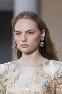 957284344_EtroSpring2020Details0zzTaFHTRcSx.thumb.jpg.8ed6247b66e00d7ffb90862a6913a56a.jpg