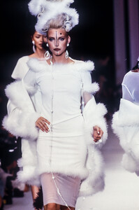 960216380_KarlLagerfeld1994WomenRTW111.thumb.jpg.933732d29c36576f3a73d24c0adbe9fe.jpg