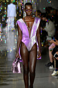 961558087_AreaRunwaySeptember2019NewYorkFashion7-gCwOrWBJSx.thumb.jpg.63945b2b1785e1f63fe47523f6781e5f.jpg
