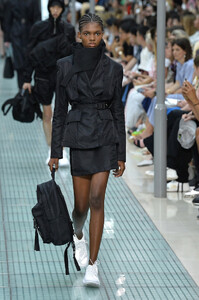 965463596_AlyxRunwayParisFashionWeekMenswearSpringcZwxsYrP7BBx.thumb.jpg.58b7ff504389516bf061deb7de9c5015.jpg