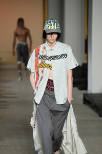 973206180_R13RunwaySeptember2019NewYorkFashionhLE9SvAgWF4x.thumb.jpg.97b760333980271884f52df9765775ea.jpg