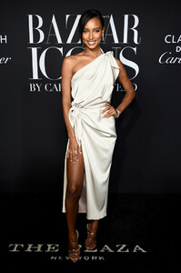 Jasmine+Tookes+Harper+BAZAAR+Celebrates+ICONS+yehLxw7X5ntx.jpg