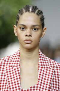977558712_MichaelKorsCollectionSpring2020RunwayIzBJCIC6kE9x.thumb.jpg.de5532314b60ba97ecfca6283ef01138.jpg