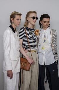 981543878_ToryBurchSpring2020BackstageeJNc9H_bTl5x(1).thumb.jpg.618c5312a78b23136365c689f12a1eb2.jpg