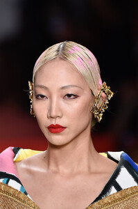 Soo+Joo+Park+Moschino+Runway+Milan+Fashion+2o6GdBjDCyix.jpg
