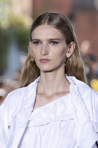 99868051_3.1PhillipLimSpring2020Details08ZxybUUYB9x.thumb.jpg.8094b4b19fb30ff414101a9809671bb3.jpg