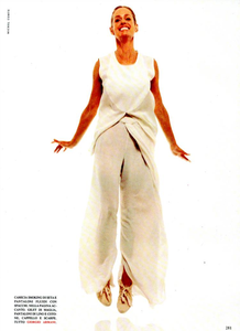 Chic_Comte_Vogue_Italia_March_1994_10.thumb.png.d6633fa8bbbcc631e00a5d4437f41e7a.png