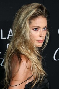 Doutzen-Kroes---Harpers-BAZAAR-Celebrates-ICONS-By-Carine-Roitfeld-11-586x879.thumb.jpg.e7426e6dcb320bb99cb060783ff31598.jpg