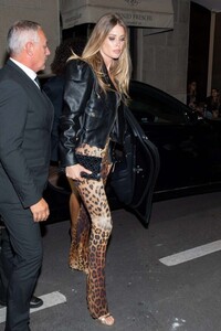 Doutzen-Kroes---Versace-Fashion-Show-SS-2020-at-Milan-Fashion-Week-03-586x878.jpg