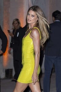 Doutzen-Kroes---Versace-Fashion-Show-SS-2020-at-Milan-Fashion-Week-16-586x879.jpg