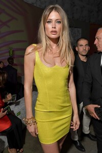 Doutzen-Kroes---Versace-Fashion-Show-SS-2020-at-Milan-Fashion-Week-17-586x879.jpg
