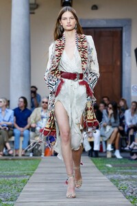 Faretta_Catwalk_190920_ETRO_01.thumb.jpg.81c085d99823aec11895e1b17aa07f7b.jpg