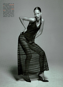 Ritratti_Comte_Vogue_Italia_March_1994_09.thumb.png.5f810f900249da790f9b99f8c2a17fdb.png