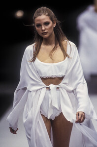 alberta-ferretti-ss-1993-4.thumb.jpg.b5b5d3dab73d51e0c2d22f8f67e20b57.jpg