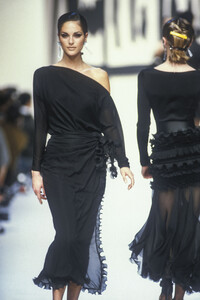 angelo-tarlazzi-fw-1992-5.thumb.jpg.52a8292ed0a3c7ac571d5244493915f9.jpg