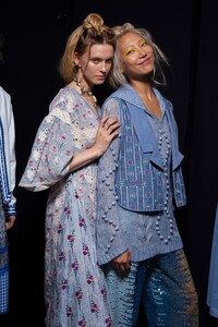 anna-sui-bks-g-rs20-0174.thumb.jpg.c5b597393f4fe8e707946a6df7f623be.jpg