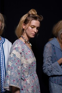 anna-sui-bks-g-rs20-0198.thumb.jpg.56732af2d8a771dddfb2c9003f5cd980.jpg