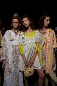 anna-sui-bks-g-rs20-0373.thumb.jpg.88318a7b75d738bcdcd981ced826f227.jpg
