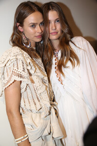 bkstg-isabel-marant-rtw-spring-2020-paris-fashion-week-pfw-016.thumb.jpg.2259f414922d3ece131ffbf353deaad5.jpg