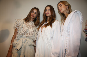 bkstg-isabel-marant-rtw-spring-2020-paris-fashion-week-pfw-018.thumb.jpg.51e8b66655a7118ffe779dafabb63dbc.jpg