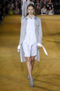 burberry_rtw_ss20_gg_459.thumb.jpg.87c1d98c2bf579bfd21160d4f7ce8edc.jpg