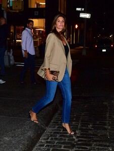 cindy-crawford-leaves-lure-fishbar-in-new-york-09-04-2019-6.jpg