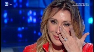 domenica_in_sabrina_salerno_in_lacrime_per_le_foto_con_il_figlio_solo_corsera126391_640_ori_crop_master__0x0_640x360.jpg