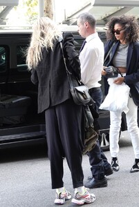 doutzen-kroes-arriving-at-the-armani-hotel-during-milan-fashion-week-4.jpg