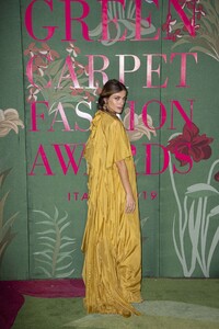 elisa-sednaoui-green-carpet-fashion-awards-2019-2.thumb.jpg.dd49fac9a446ddbd0d9f12703df5573d.jpg