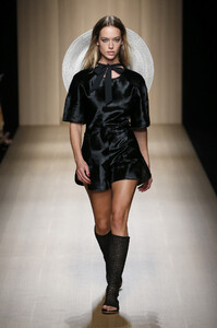 genny-rtw-spring-2020-milan-mt-020.thumb.jpg.69b3ec2651dfadebb3787b730900eefe.jpg