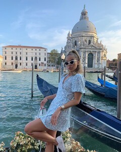 golden_barbie_68764071_2599457153451023_1242239774177412455_n.jpg