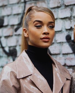 golden_barbie_69011081_2291183667676424_718294135524754867_n.jpg