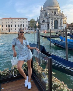 golden_barbie_69095645_2371870379807953_1024611159199311144_n.jpg