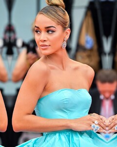 golden_barbie_69352246_2391819011139849_4356231418209609001_n.jpg