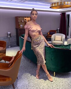 golden_barbie_69581799_499618607439100_8974632221559321696_n.jpg