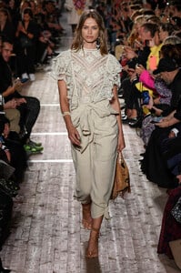 isabel-marant-rtw-spring-2020-paris-fashion-week-pfw09.thumb.jpg.8a3ad597c9dea4023e10db29b5d7d297.jpg