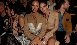 joan_smalls_and_lily_aldridge_at_the_burberry_spring_summer_2020_show.thumb.jpg.78c89ba34b5ddb6e2e9205745f4716d6.jpg