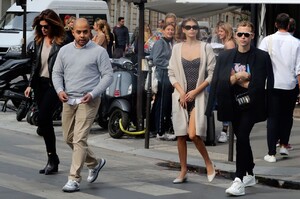 kaia-gerber-and-cindy-crawford-avenue-restaurant-in-paris-09-23-2019-1.jpg