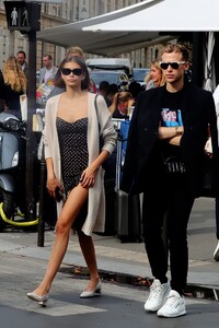 kaia-gerber-and-cindy-crawford-avenue-restaurant-in-paris-09-23-2019-2.jpg