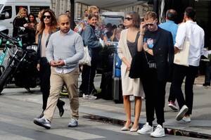 kaia-gerber-and-cindy-crawford-avenue-restaurant-in-paris-09-23-2019-3.jpg