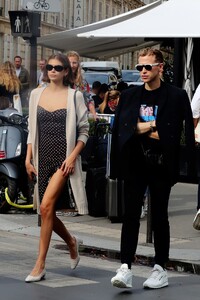 kaia-gerber-and-cindy-crawford-avenue-restaurant-in-paris-09-23-2019-4.jpg