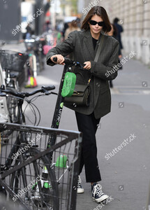 kaia-gerber-out-and-about-paris-fashion-week-france-shutterstock-editorial-10430731e.thumb.jpg.1f31fff61fa3f868c69b195ce1cbc3ed.jpg