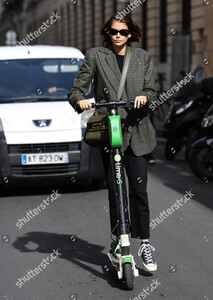 kaia-gerber-out-and-about-paris-fashion-week-france-shutterstock-editorial-10430731h.thumb.jpg.6dc93b35124b6b617c838d88c7d73b34.jpg