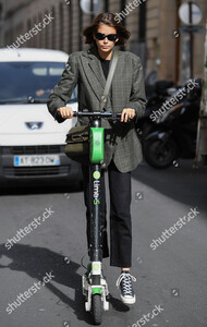 kaia-gerber-out-and-about-paris-fashion-week-france-shutterstock-editorial-10430731j.thumb.jpg.e67a52557c5cde0dd70ee1969245c8a8.jpg