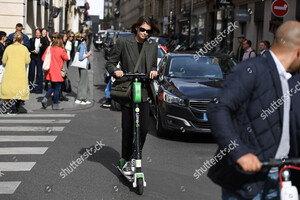 kaia-gerber-out-and-about-paris-fashion-week-france-shutterstock-editorial-10430731m.thumb.jpg.ca96d876ae224cfbed614c2cc14c96e6.jpg